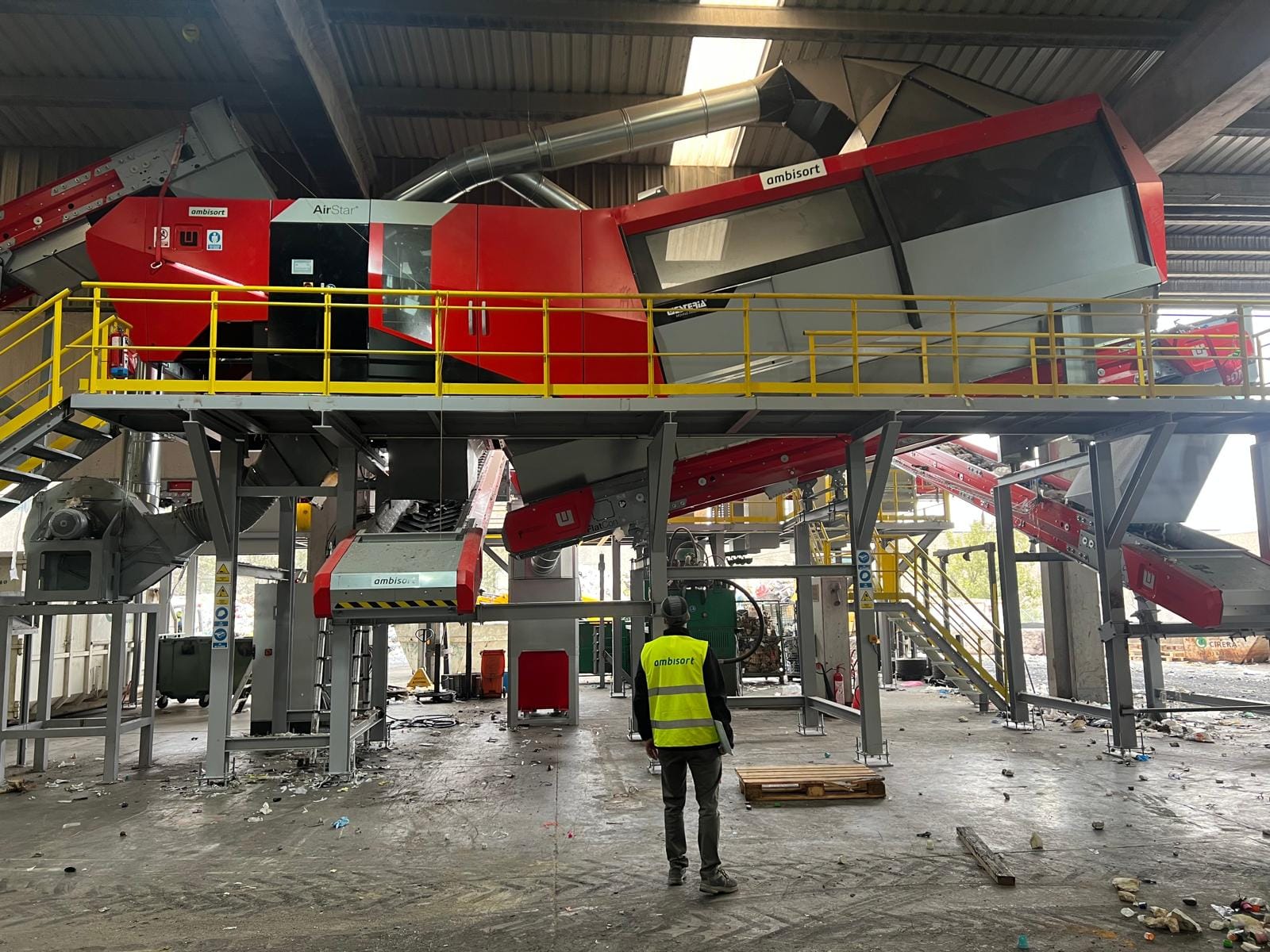 Planta de gestión de residuos industriales con maquinaria avanzada y sistemas automatizados