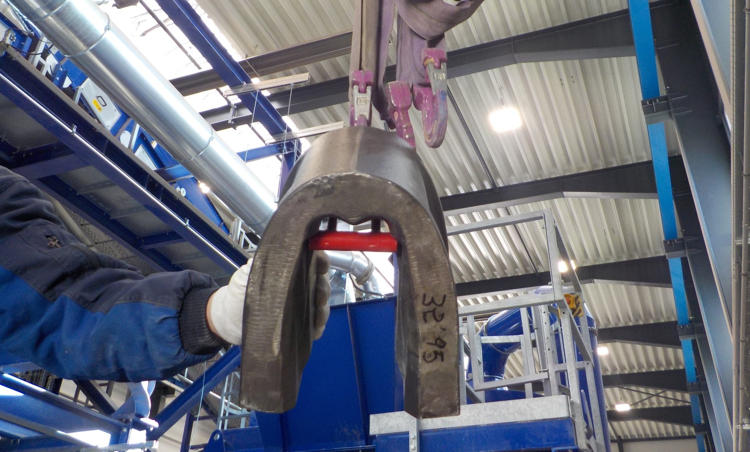 Técnico con el martillo eficiente de BHS